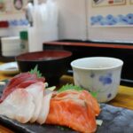 Piatto giapponese sano con riso, pesce e verdure, simbolo della dieta giapponese per dimagrire.