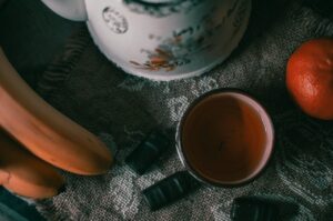 Tazza di tè verde fumante, simbolo di un metabolismo attivo e perdita di peso.