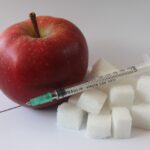 Un'iniezione di insulina accanto a un piatto di cibo serale, simbolo di gestione diabetica.