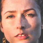 Sopracciglia disordinate dopo il mare, illustrate con un prodotto per la cura quotidiana.