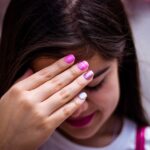 Unghie fragili con segni di sfaldamento, simbolo di carenza di minerali dopo la primavera.