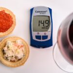 Alimenti da evitare per ridurre il colesterolo alto, come burro e carni grasse.