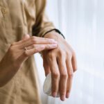 Crema idratante per mani secche, evidenziando la consistenza e il risultato di morbidezza.