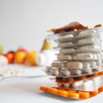 Varie confezioni di integratori di ferro su uno sfondo bianco, per illustrare le differenze tra i prodotti.