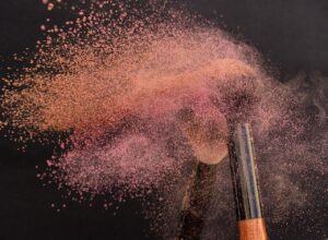 Polvere fissante per trucco, garantisce tenuta fino a 12 ore anche in condizioni di umidità.