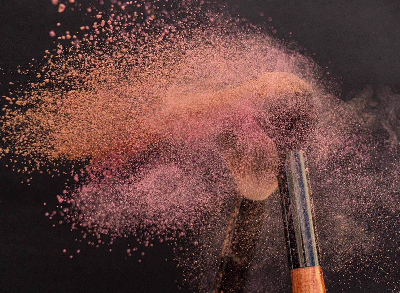 Polvere fissante per trucco, garantisce tenuta fino a 12 ore anche in condizioni di umidità.