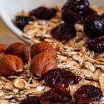 Varie fonti di fibre alimentari, come frutta, verdura e cereali, su un tavolo.