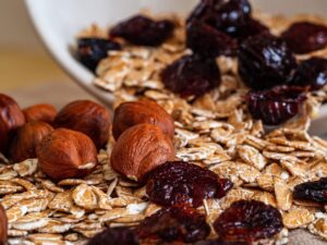Varie fonti di fibre alimentari, come frutta, verdura e cereali, su un tavolo.