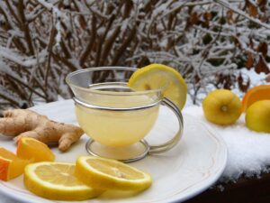Cosa accade a chi consuma acqua con limone e zenzero al mattino? Ecco la risposta