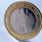 Moneta da 1 Euro Austria 2002 su sfondo neutro, simbolo di collezionismo e valore economico.