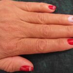 Rimedio serale per attenuare le macchie solari sulle mani, visibile in un flacone e crema applicata.