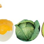 Vari alimenti ricchi di vitamina D, come pesce, uova e funghi, su un tavolo.