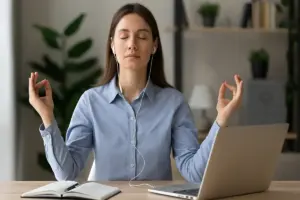 Pratiche di mindfulness guidata: il vantaggio concreto per ritrovare concentrazione e calma
