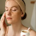 Esfoliazione settimanale: perché fa la differenza anche su pelli delicate